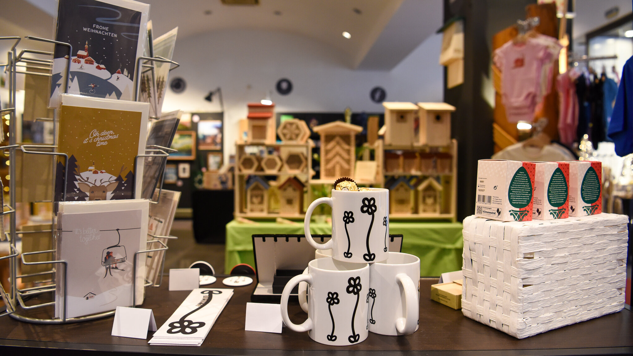 Blick in ein Geschäft mit vielen verschiedenen Artikeln