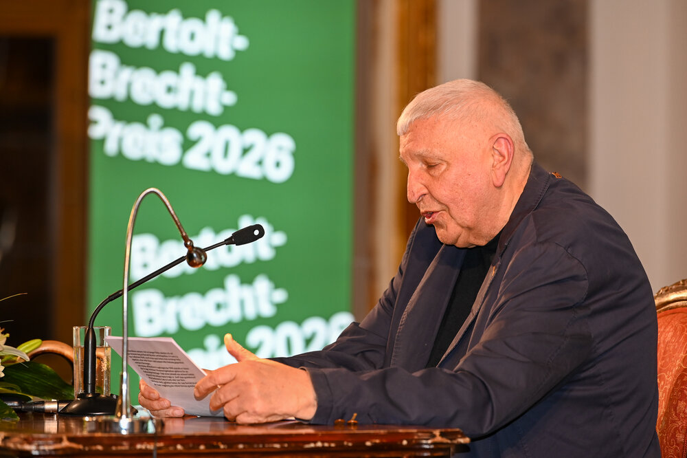 Die Laudatio für die Preisträgerin hält Theater- und Opernregisseur, Matthias Langhoff.