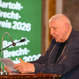 Die Laudatio für die Preisträgerin hält Theater- und Opernregisseur, Matthias Langhoff.