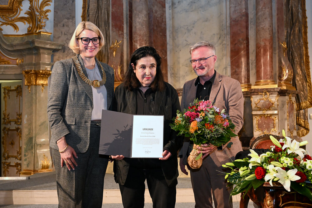 Oberbürgermeisterin Eva Weber und Kulturreferent Enninger übergeben die Urklunde