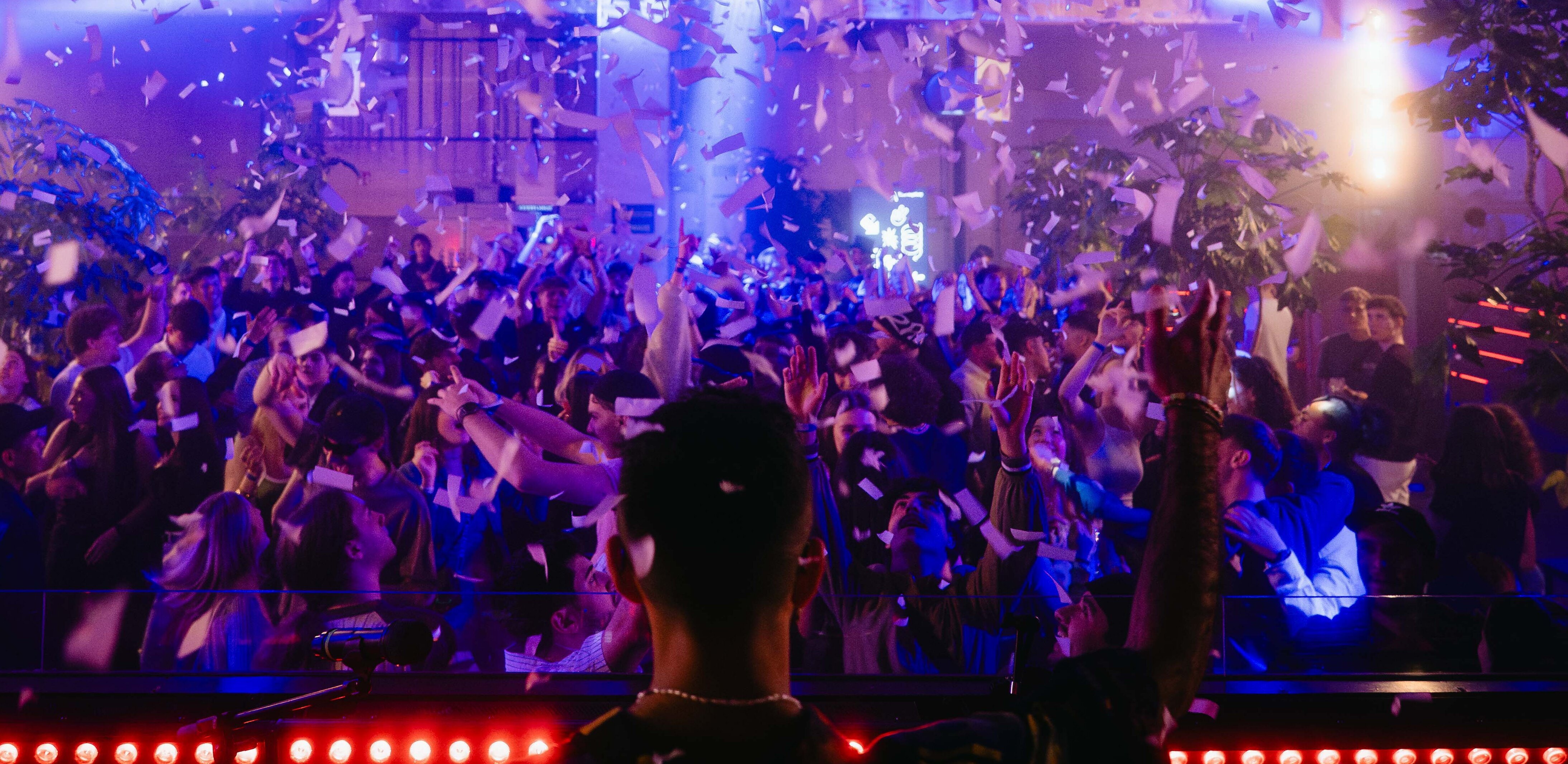Viele Jugendliche tanzen in einer Disco