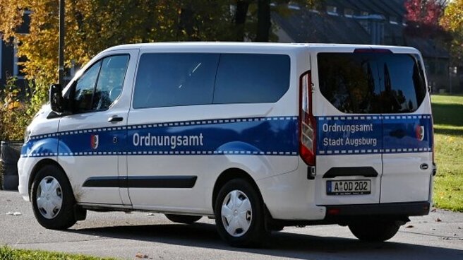 Ein Kleinbus mit der Aufschrift "Ordnungsamt"