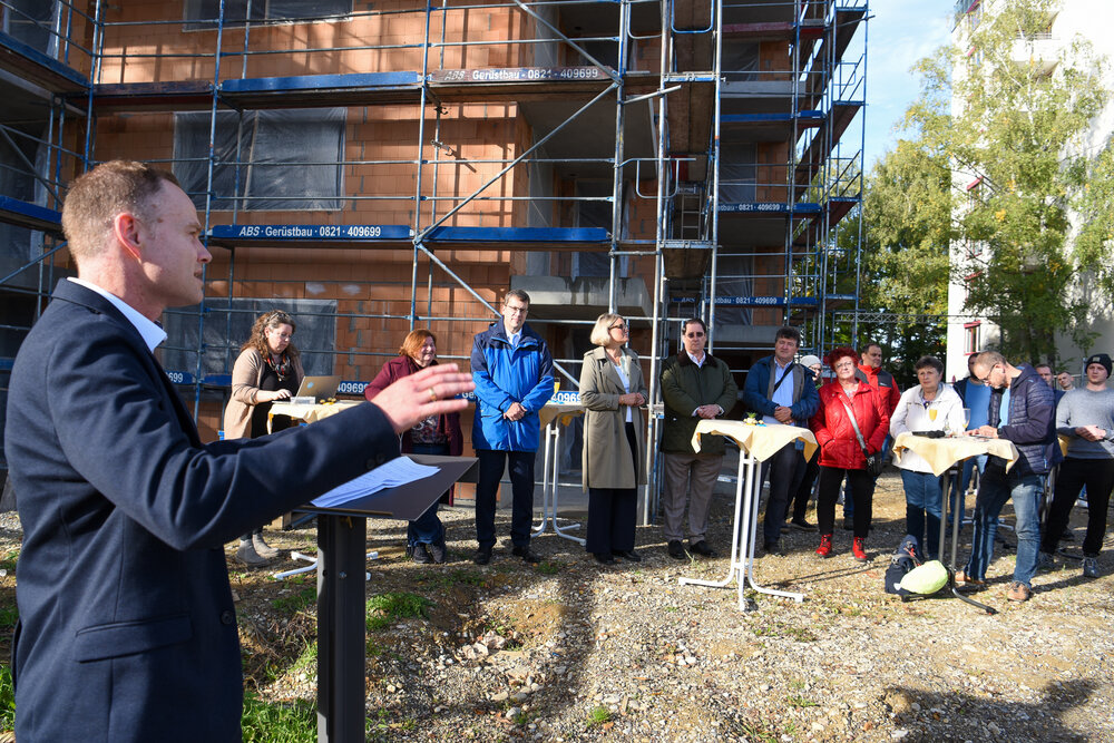 Besucher werden auf der Baustelle begrüßt