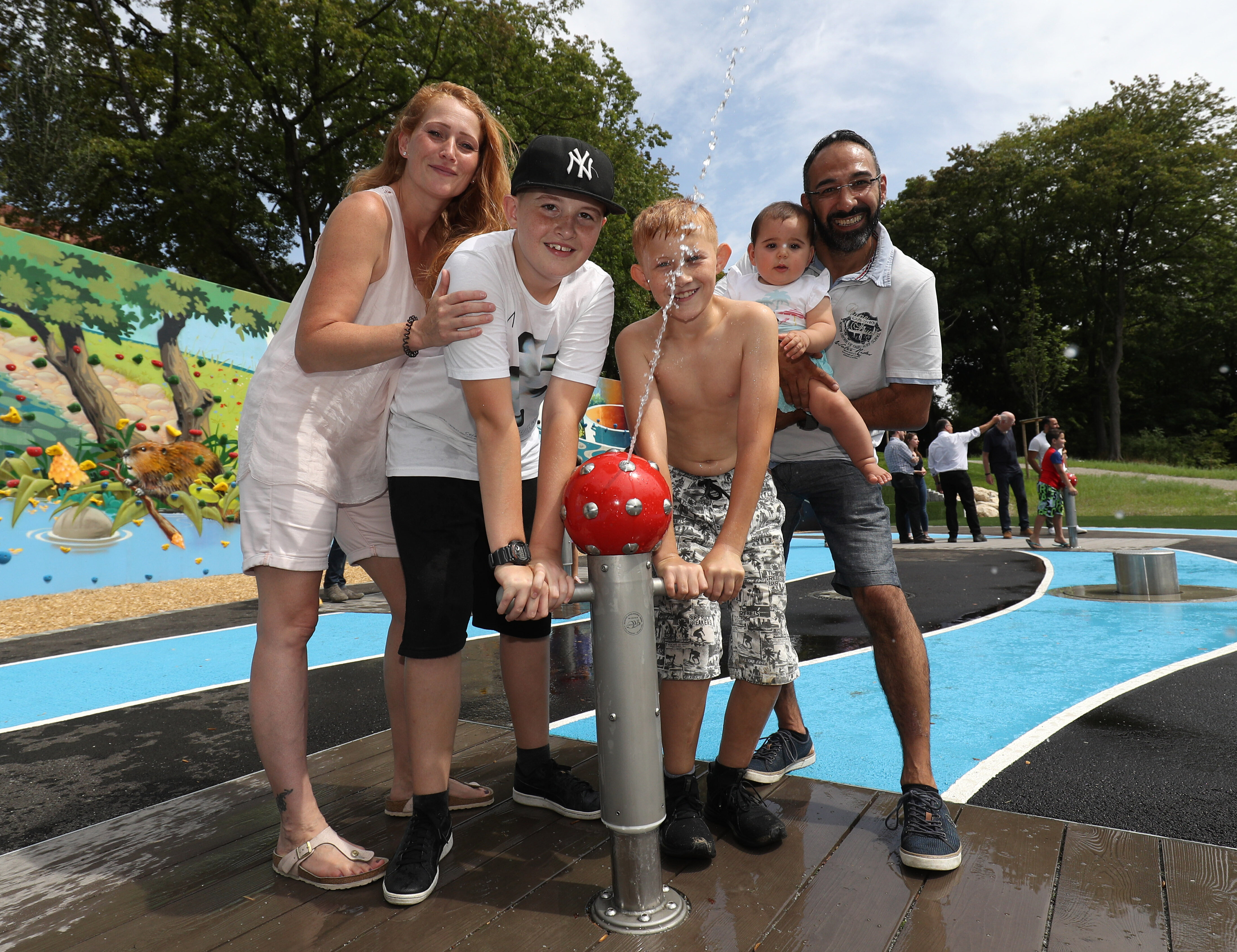 Erwachsene und Kinder auf einem Spielplatz