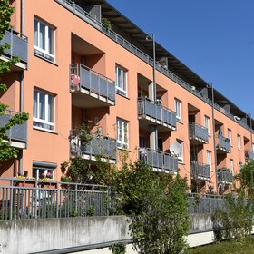 Hausansicht: Sanierte Sozialwohnungen mit Balkon