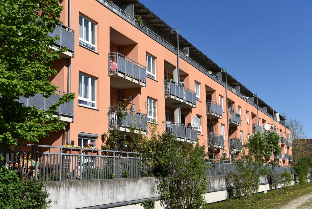 Hausansicht: Sanierte Sozialwohnungen mit Balkon