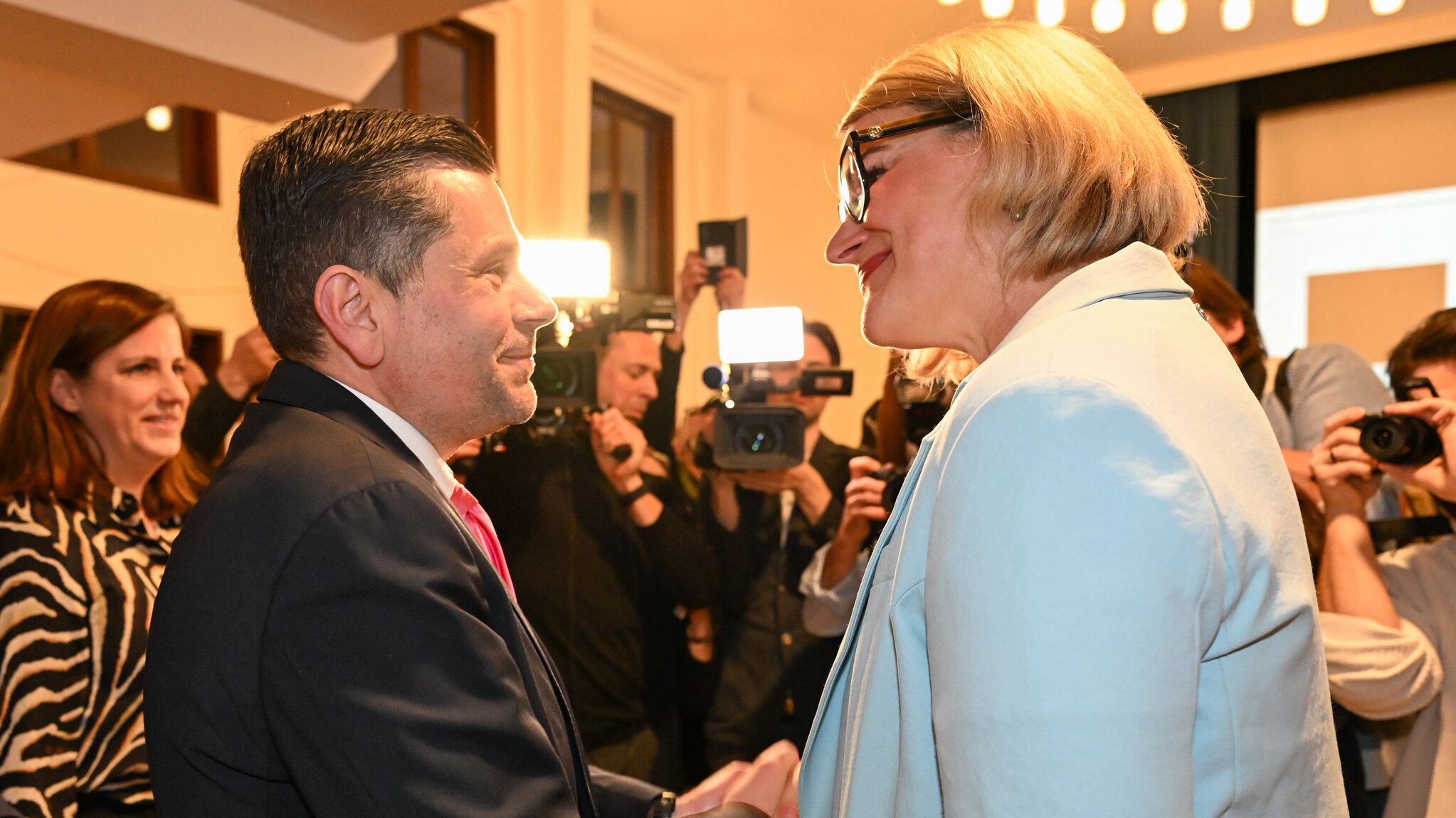 Eine Frau gibt einem Mann die Hand