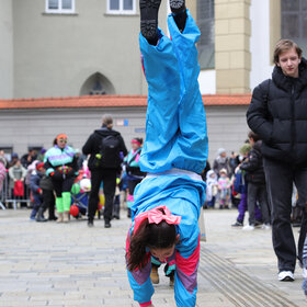 Zum vierten Mal fand am Rosenmontag 2026 in der Stadtmitte der Gaudiwurm statt. 