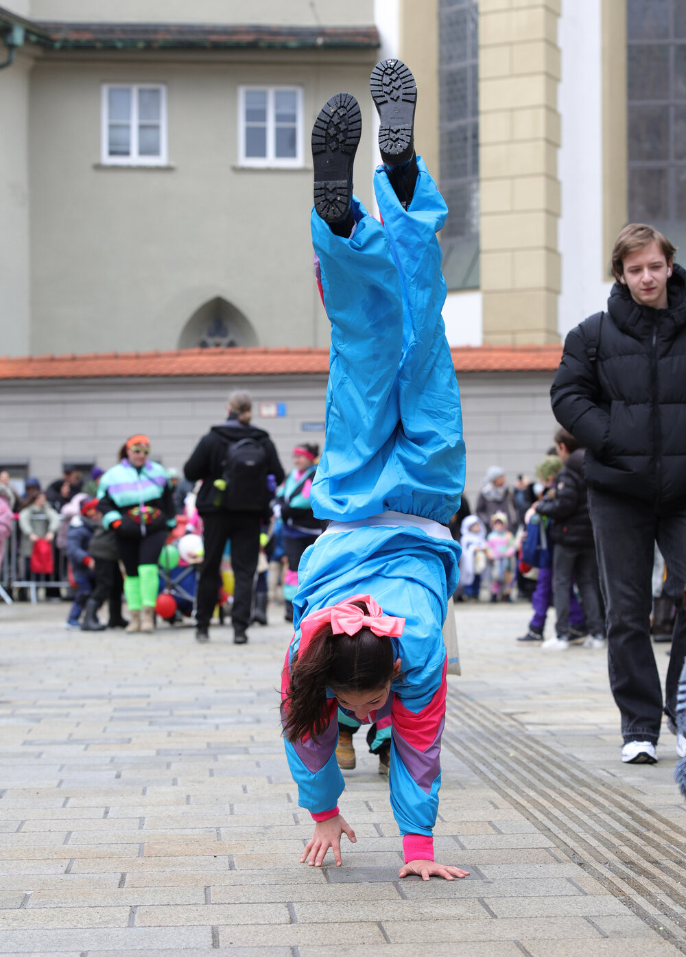 Zum vierten Mal fand am Rosenmontag 2026 in der Stadtmitte der Gaudiwurm statt. 