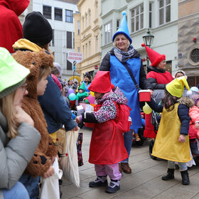 Zum vierten Mal fand am Rosenmontag 2026 in der Stadtmitte der Gaudiwurm statt.