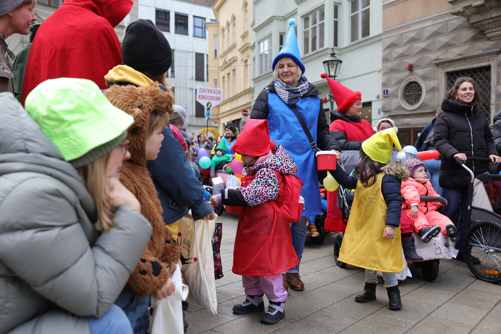 Zum vierten Mal fand am Rosenmontag 2026 in der Stadtmitte der Gaudiwurm statt.