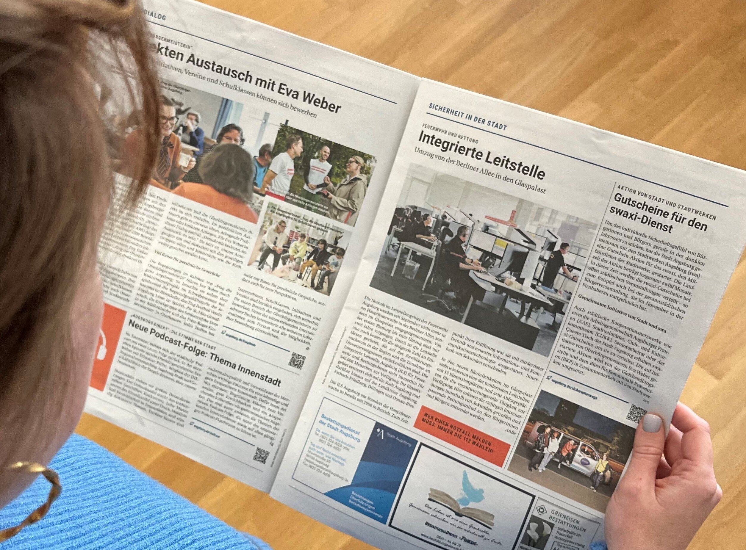 Eine Frau liest eine Zeitung
