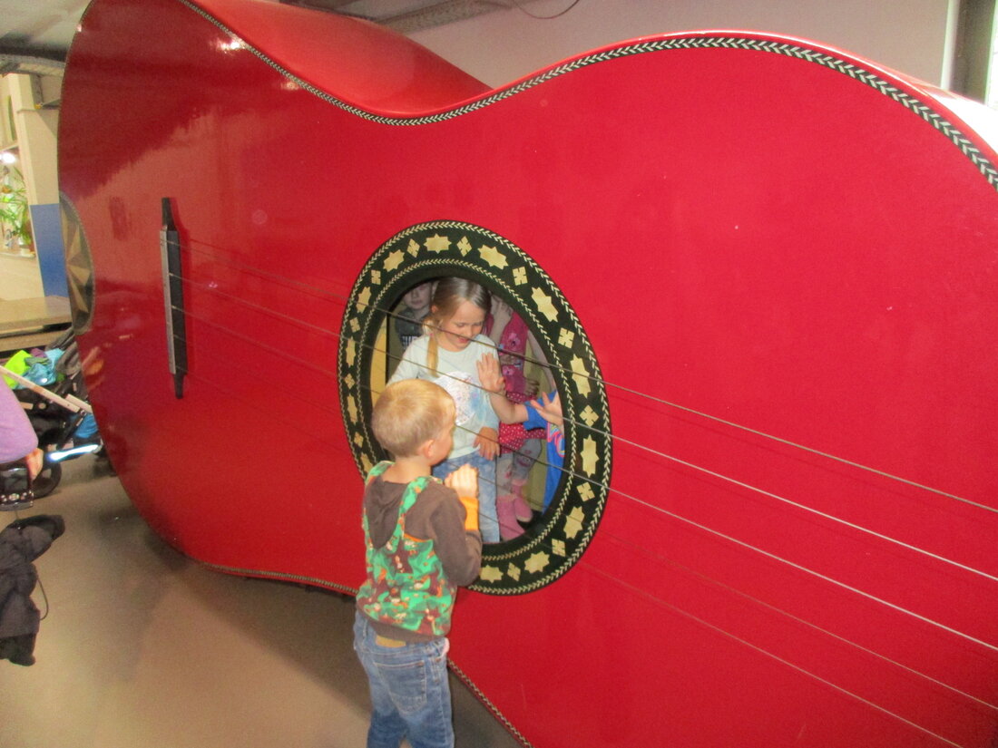 Von Flaschenzügen und Musikinstrumenten: Städtische Kita Meisenweg besucht Deutsches Museum in München