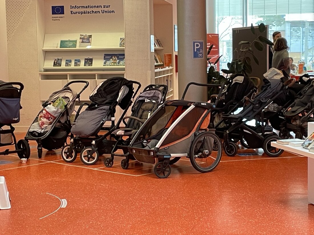 Kinderwagenparkplätze mit einigen Kinderwägen