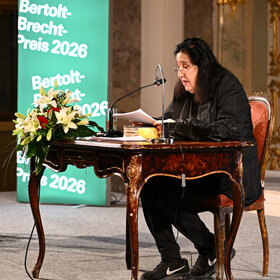 Die Preisträgerin liest aus ihrem Buch „Ein von Schatten begrenzter Raum“. 