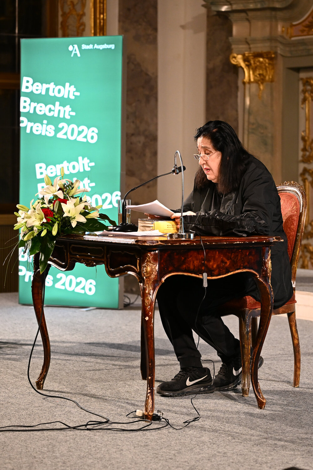 Die Preisträgerin liest aus ihrem Buch „Ein von Schatten begrenzter Raum“. 