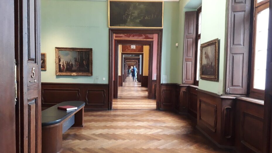 Langer Gang in den Kunstsammlungen- links und rechts Gemälde