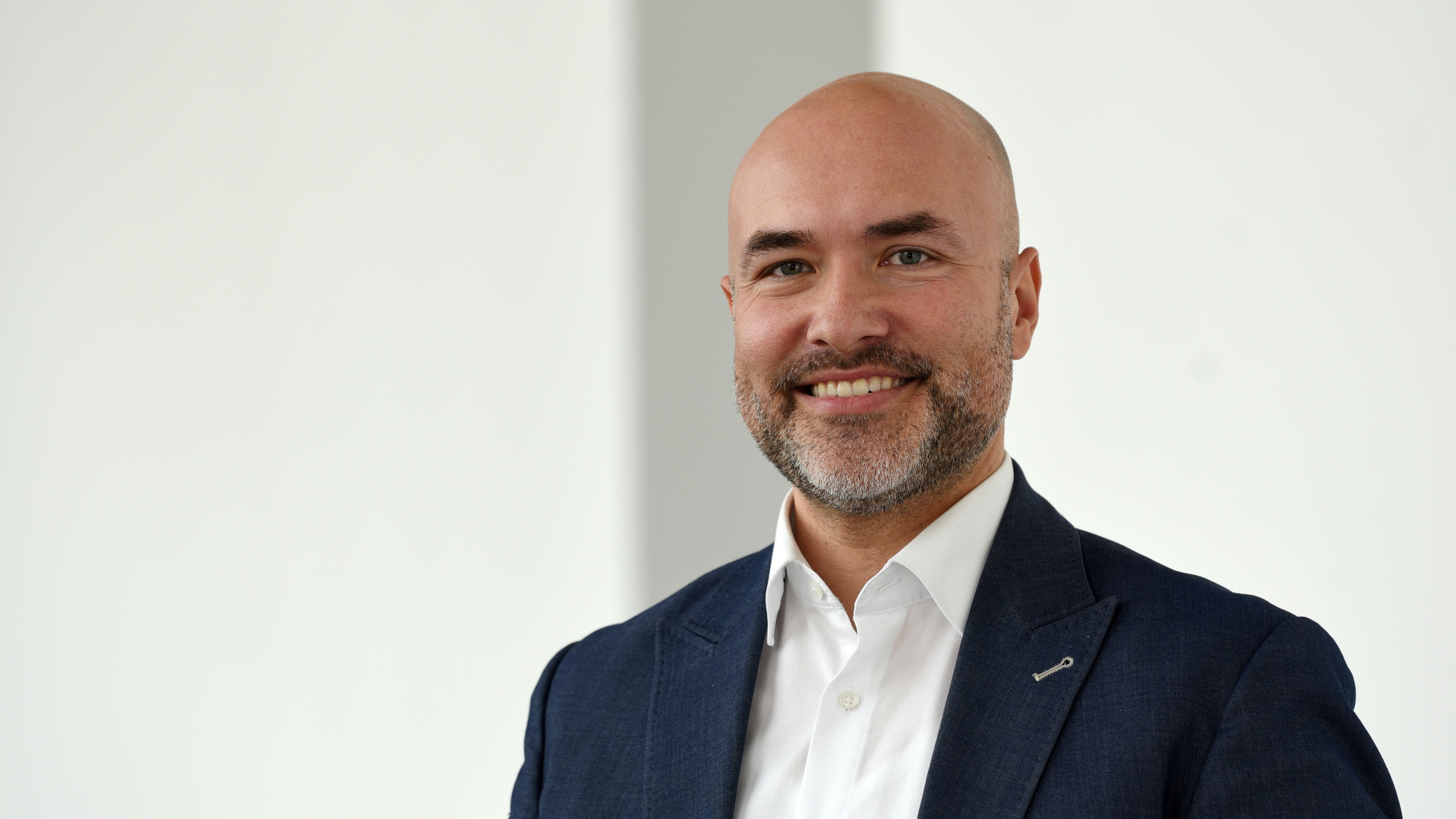 'Ein Mann mit weißem Hemd und schwarzem Sakko