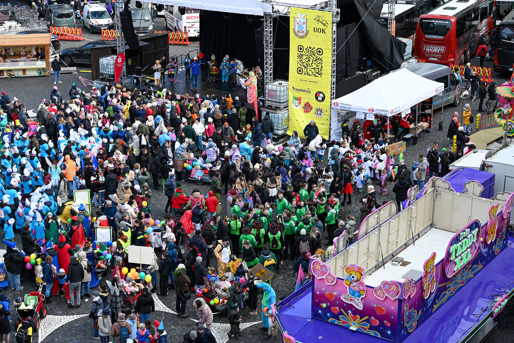 Zum vierten Mal fand am Rosenmontag 2026 in der Stadtmitte der Gaudiwurm statt. Foto: Michael Hochgemuth.