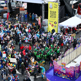 Zum vierten Mal fand am Rosenmontag 2026 in der Stadtmitte der Gaudiwurm statt. Foto: Michael Hochgemuth.