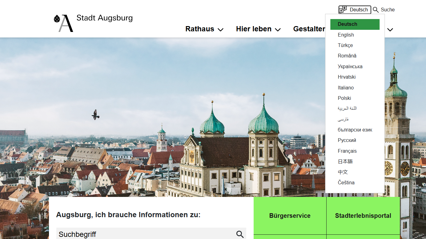 Startseite von augsburg.de mit Blick über die Rathausdächer, den Perlach und die Altstadt, rechts ist die Menüleiste der angebotenen Fremdsprachen ausgeklappt