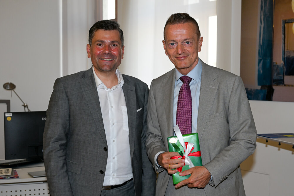 2 Männer lächeln in die Kamera