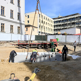 Einsetzen der Brunnenkammer auf dem Bauernmarkt. 