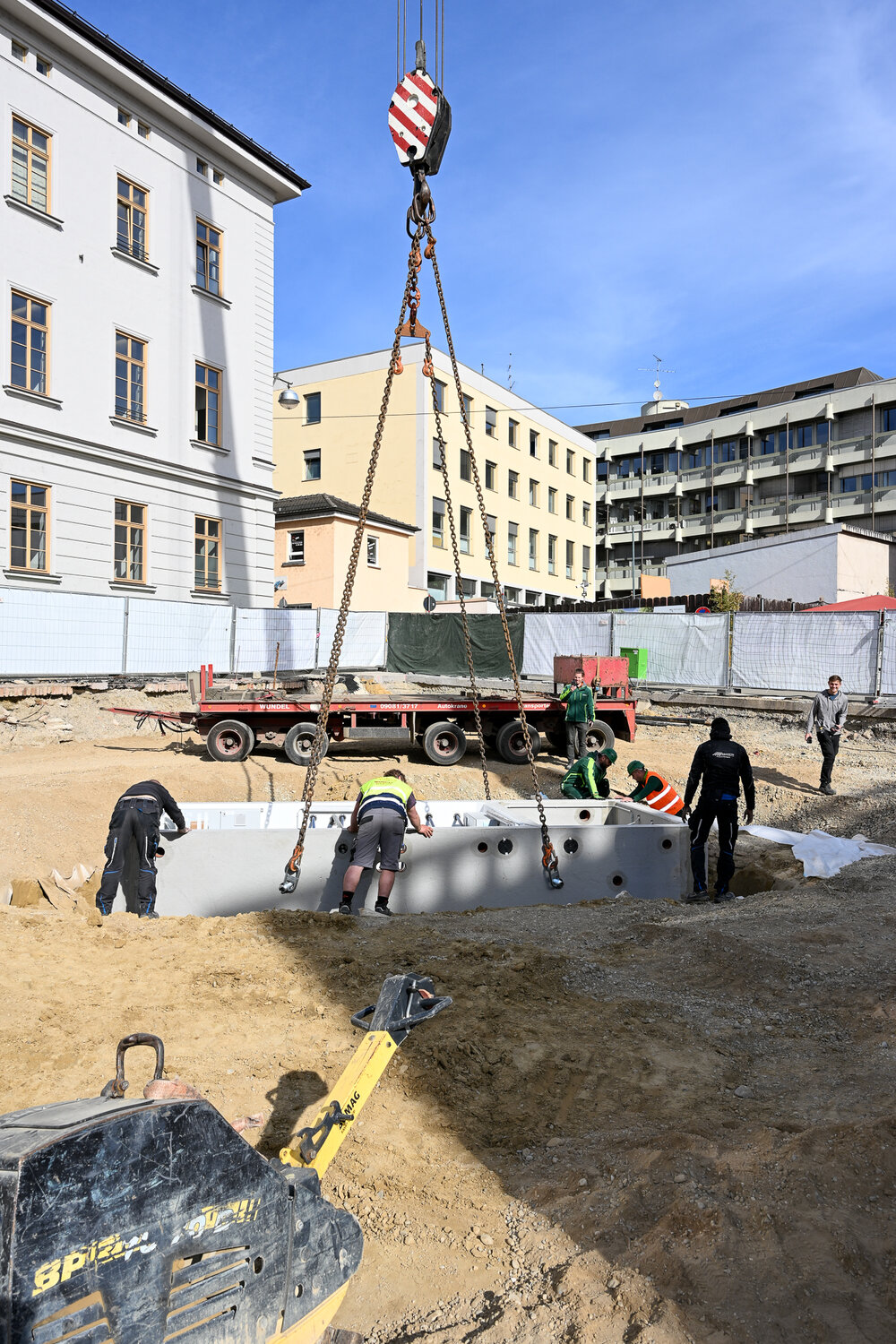 Einsetzen der Brunnenkammer auf dem Bauernmarkt. 