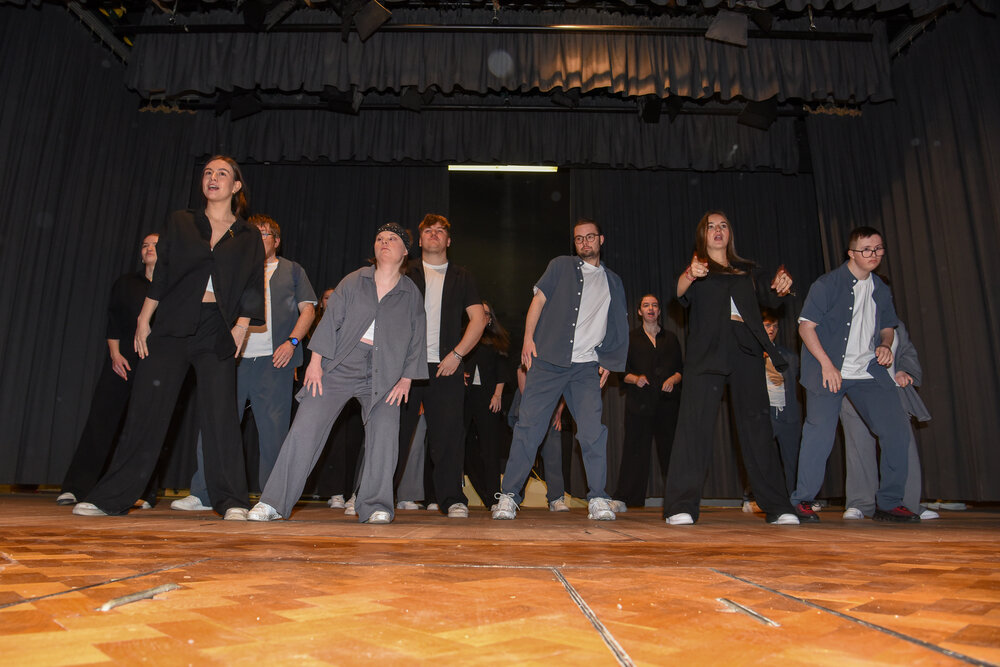 junge Menschen beim Breakdance auf der Bühne