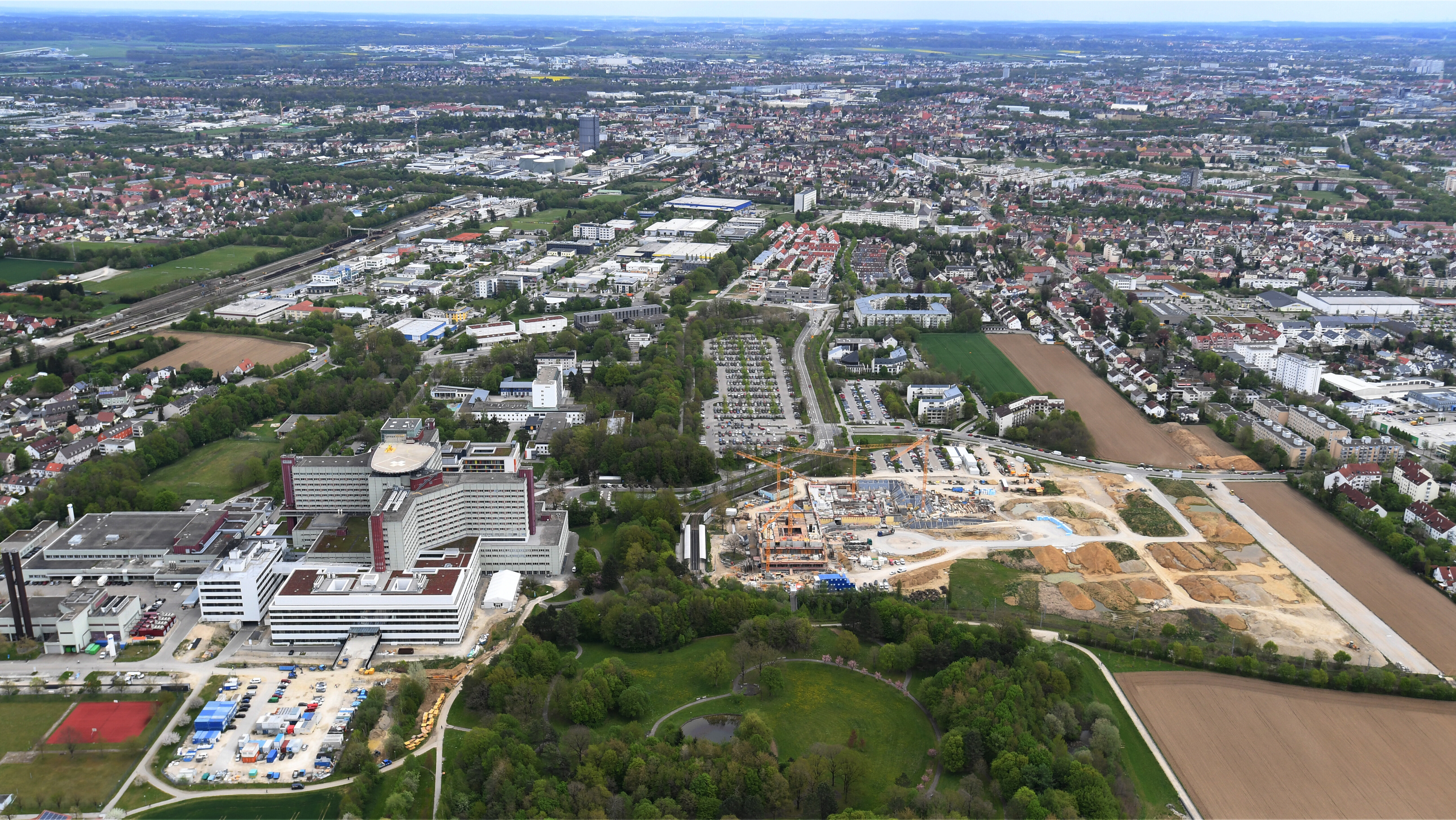 Luftbild der Uniklinik. Neben der Klinik werden die Universitätsgebäude gebaut