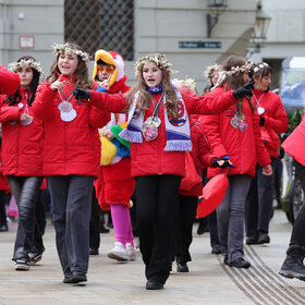 Zum vierten Mal fand am Rosenmontag 2026 in der Stadtmitte der Gaudiwurm statt.