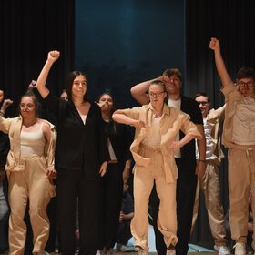 junge Menschen tanzen, zum Teil mit erhobenen Armen