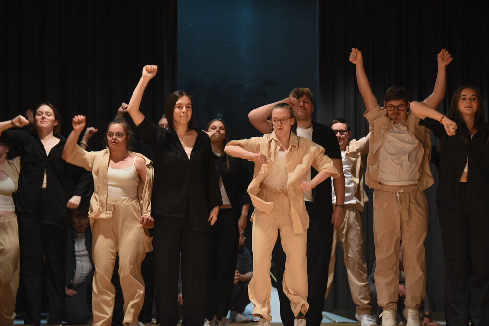 junge Menschen tanzen, zum Teil mit erhobenen Armen