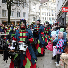 Der Gaudiwurm schlängelt sich durch die Innenstadt