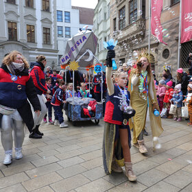 Zum vierten Mal fand am Rosenmontag 2026 in der Stadtmitte der Gaudiwurm statt.