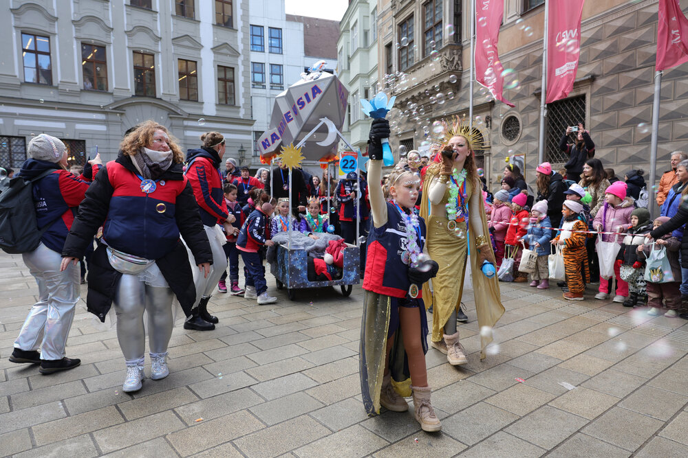 Zum vierten Mal fand am Rosenmontag 2026 in der Stadtmitte der Gaudiwurm statt.