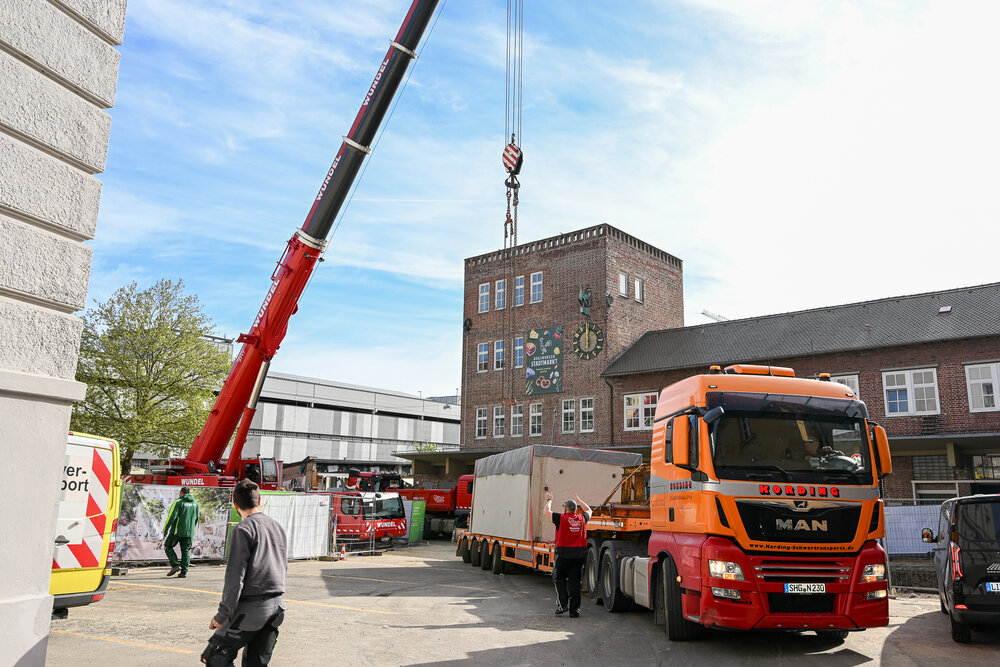 Einsetzen der Brunnenkammer auf dem Bauernmarkt. Foto: Ruth Plössel/Stadt Augsburg.