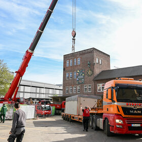Einsetzen der Brunnenkammer auf dem Bauernmarkt. Foto: Ruth Plössel/Stadt Augsburg.