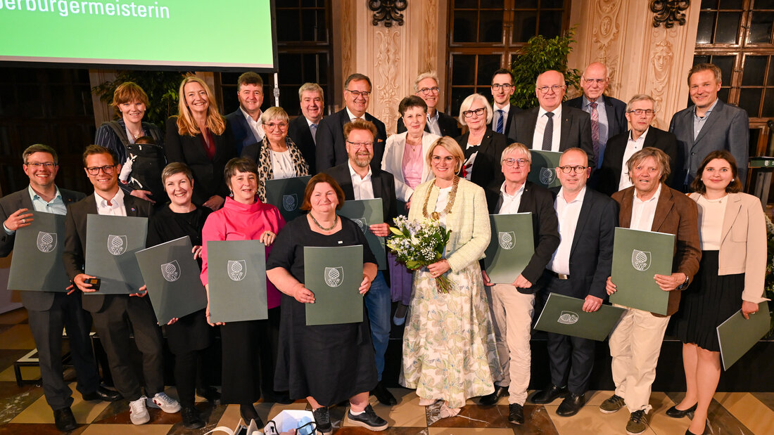 OB Eva Weber umringt von etwa 20 Personen