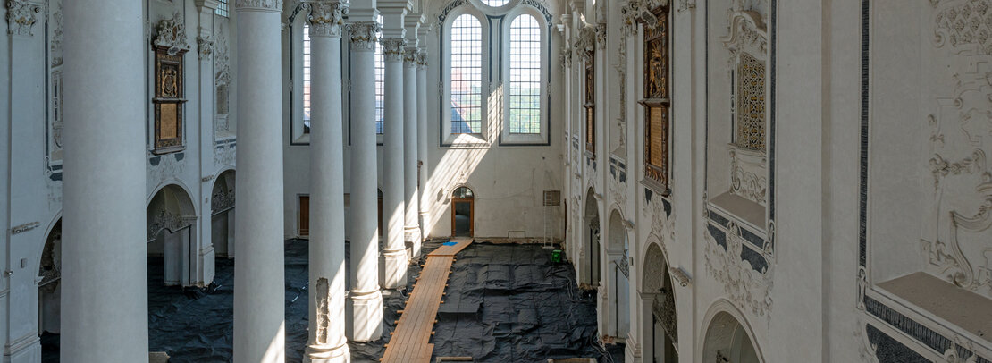 Blick in den Innenraum einer Kirche mit Rundbögen