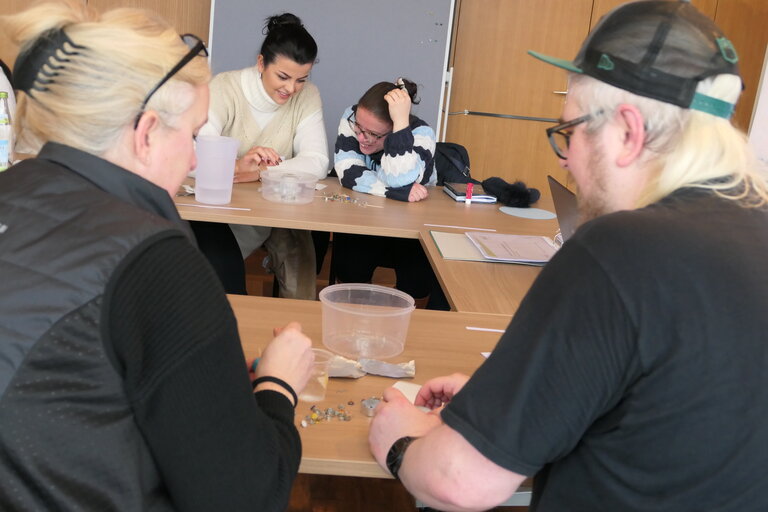 In Partnerarbeit beim ersten Experimentieren