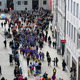 Zum vierten Mal fand am Rosenmontag 2026 in der Stadtmitte der Gaudiwurm statt. 