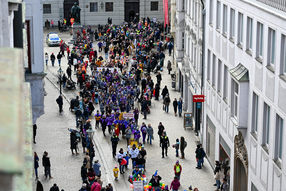 Zum vierten Mal fand am Rosenmontag 2026 in der Stadtmitte der Gaudiwurm statt. 