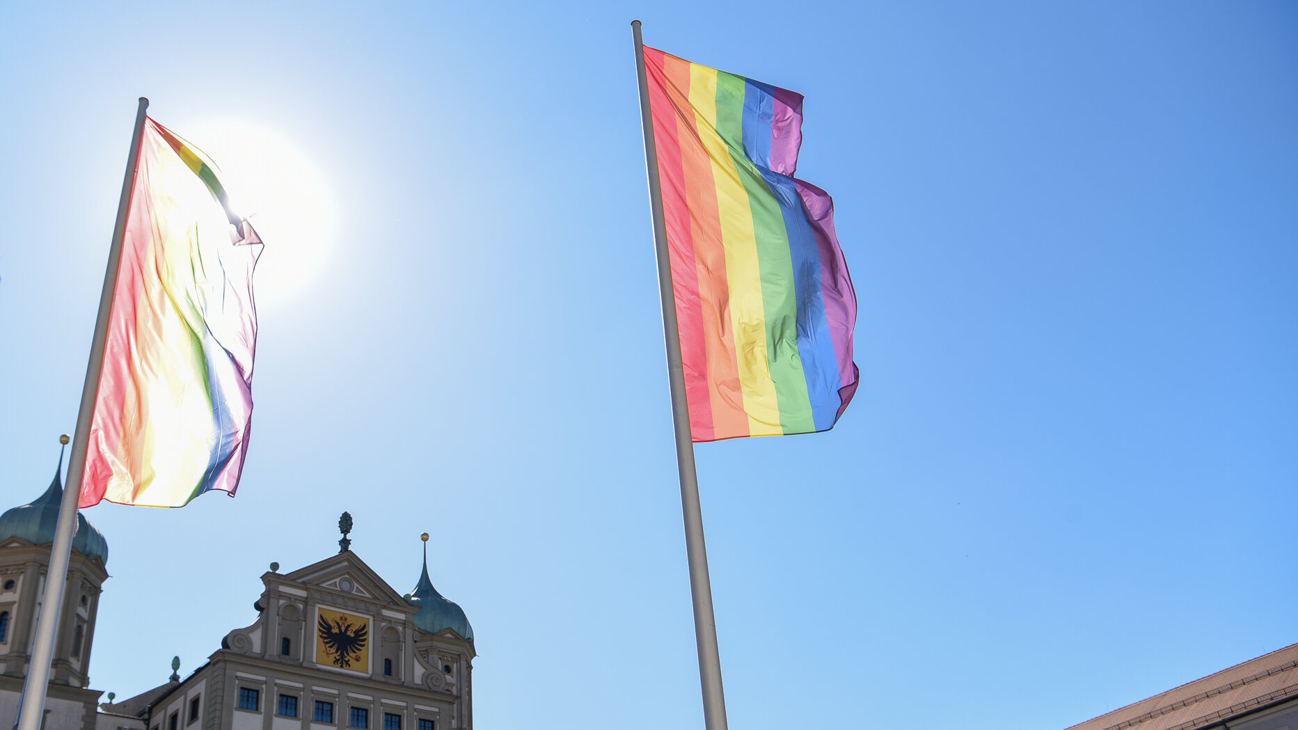 Regenbogenfahnen wehen vor dem Augsburger Rathaus