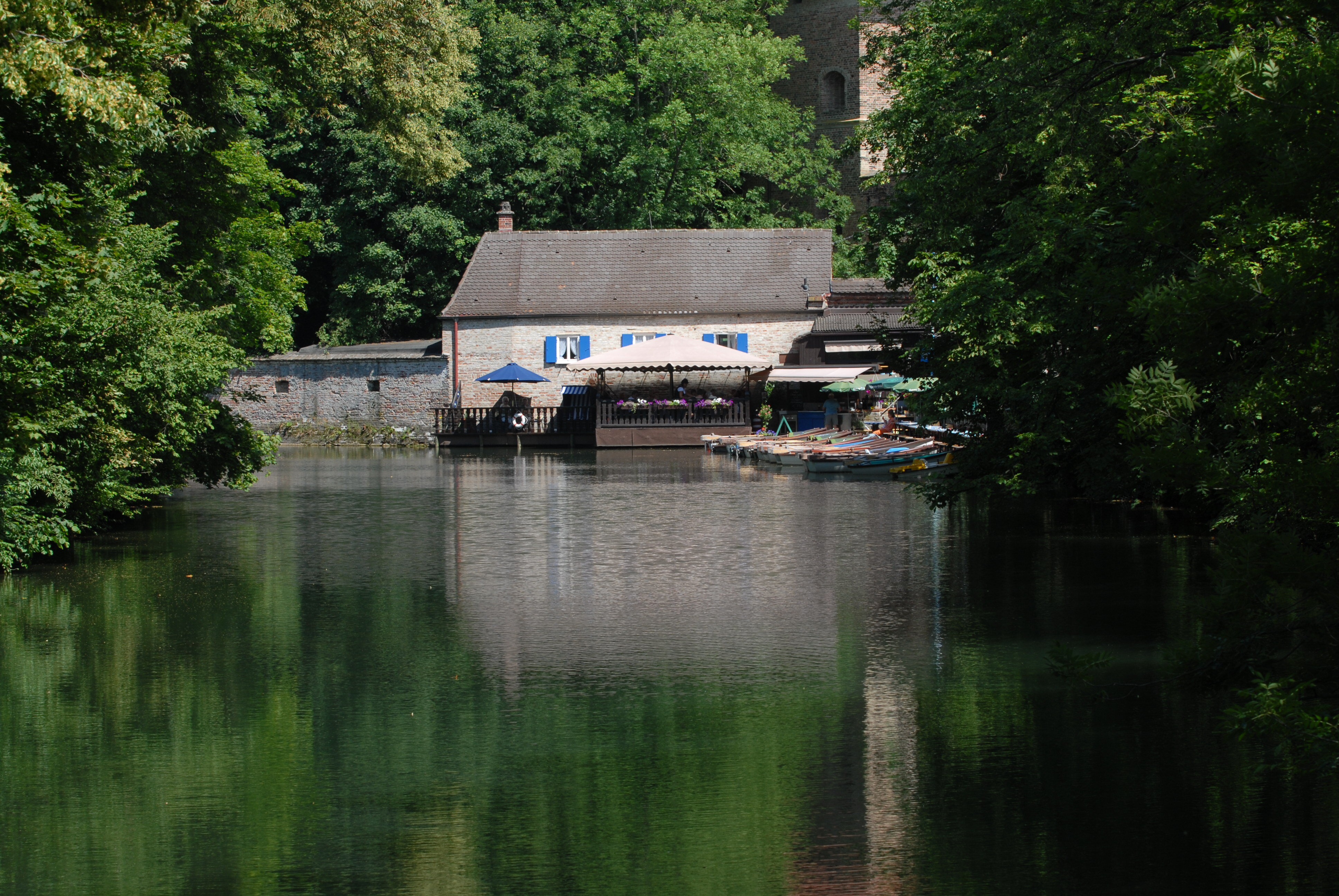 Blick auf das Gewässer und das Restaurant-Gebäude der Kahnfahrt.