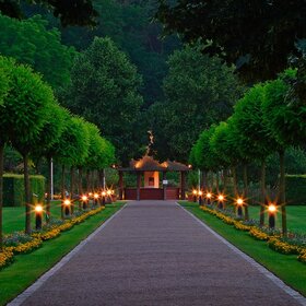 Während der Sommermonate lädt der Botanische Garten zu einem besonders romantischen Erlebnis ein: Vom 28. Juni bis zum 09. August jeweils samstags sowie am Donnerstag, den 14. August wird der Garten romantisch illuminiert und bleibt bis 24:00 Uhr geöffnet. 