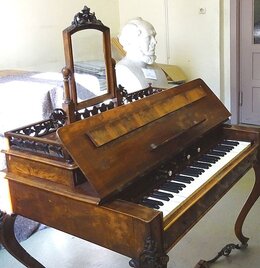 Harmonium aus der Produktion von Friedrich Hessing nach 1866. Stadt Augsburg, Museen und Kunstsammlungen.