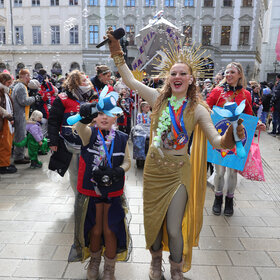 Zum vierten Mal fand am Rosenmontag 2026 in der Stadtmitte der Gaudiwurm statt. 