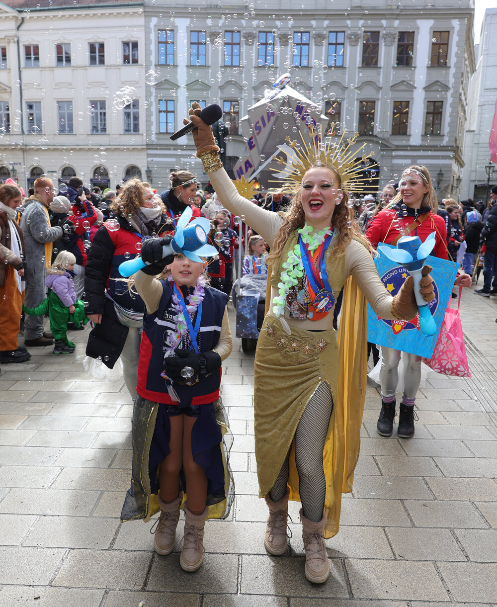 Zum vierten Mal fand am Rosenmontag 2026 in der Stadtmitte der Gaudiwurm statt. 
