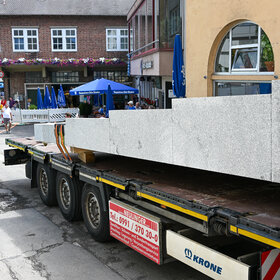 Die neue Brunnenplatte kommt mit dem LKW